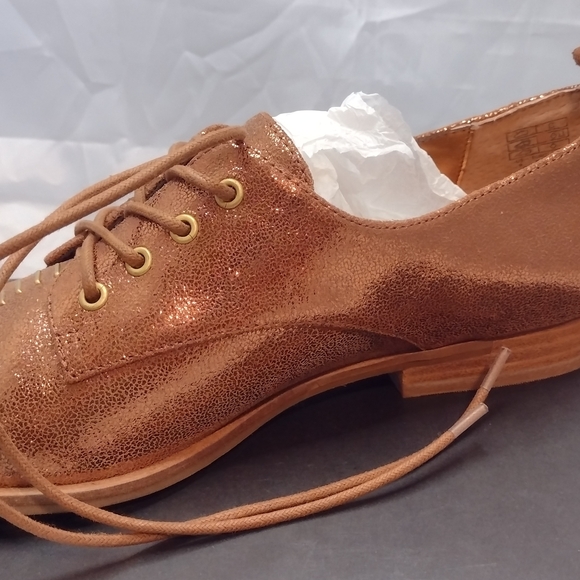 KELSI DAGGER: Savas Metallic Leather Derby Shoes in Bronze Gold -Size 9 - Picture 3 of 5